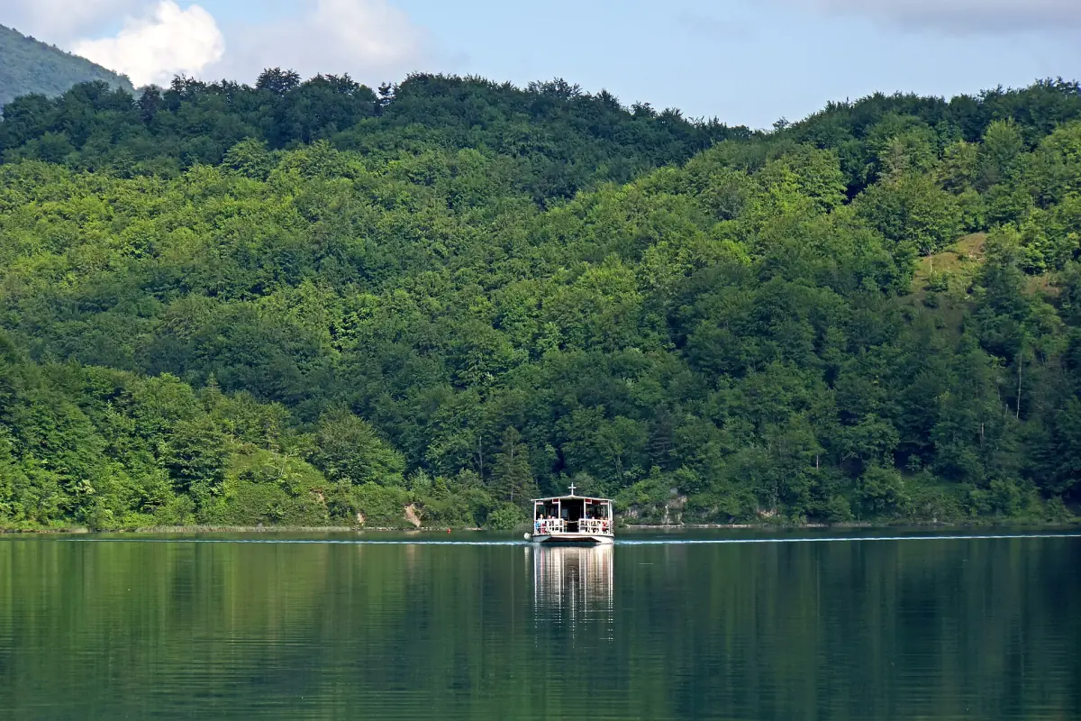 An electric boat crossing Lake Kozjak