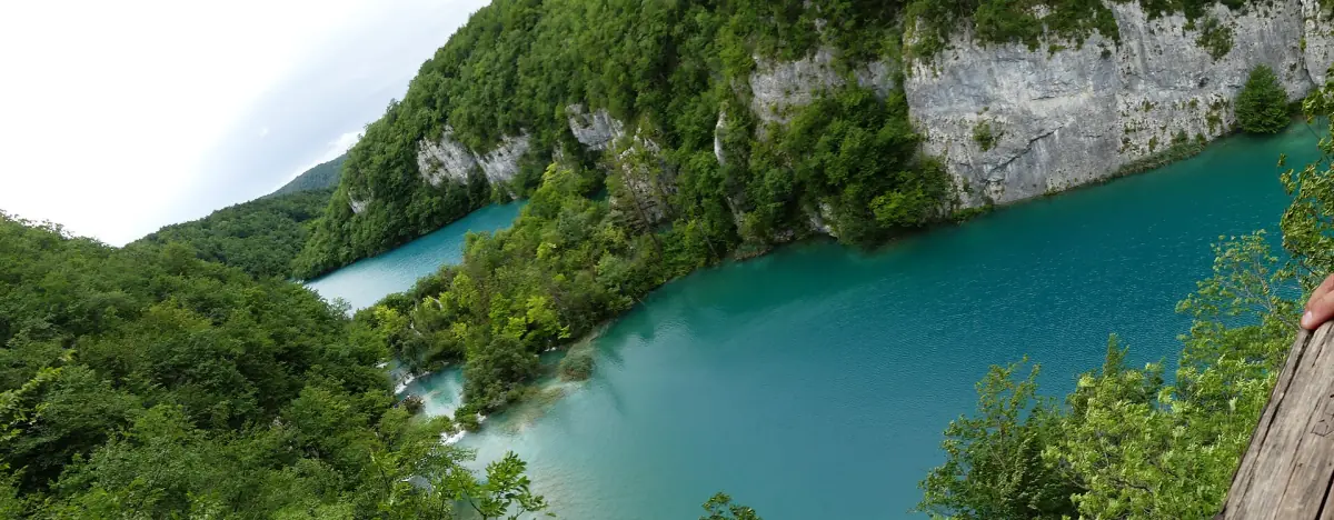Turquoise lake seen from the upper path