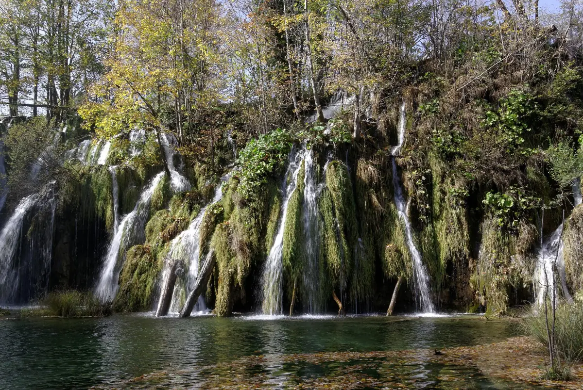 Small waterfalls over mossy travertine