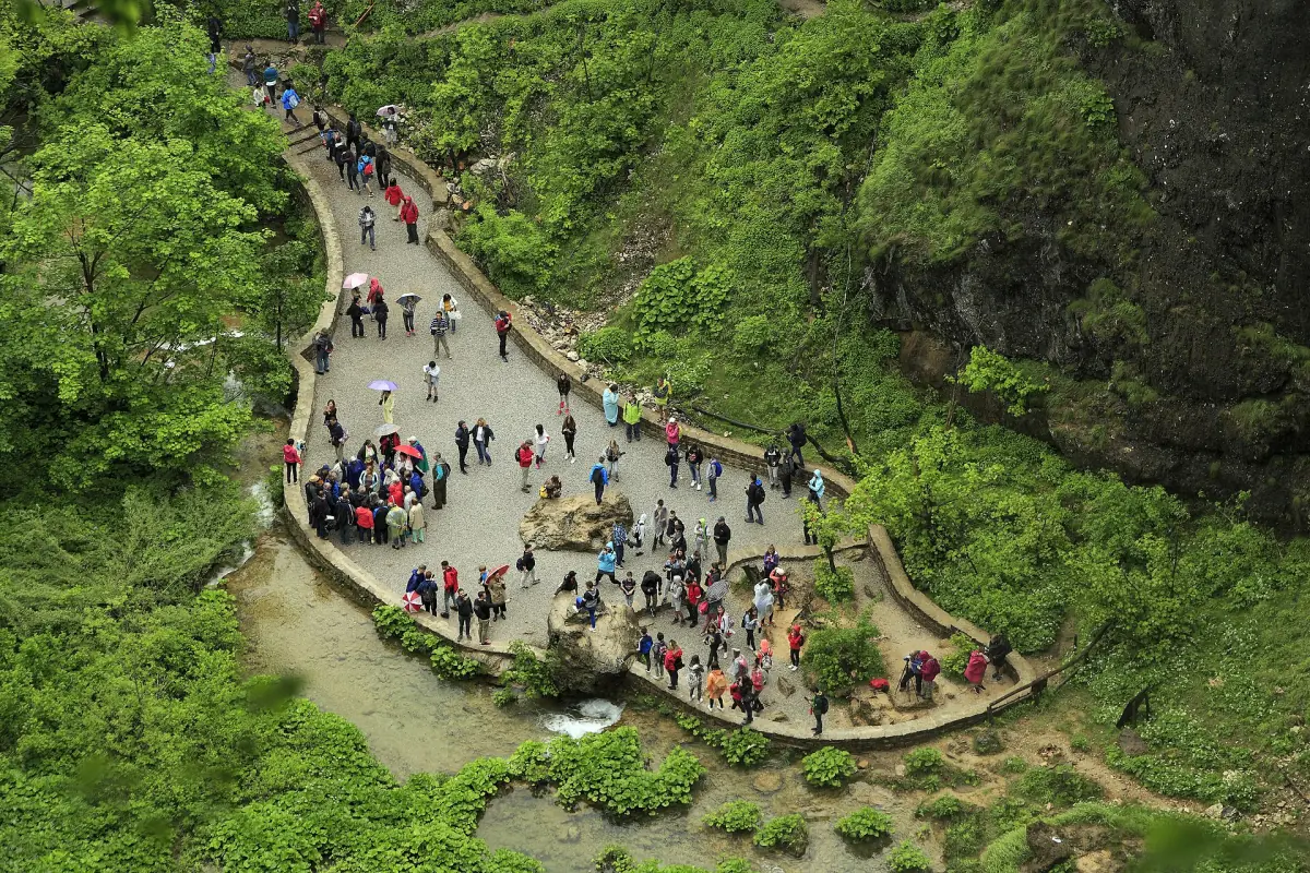 Visitors at the viewpoint below the Big Waterfall